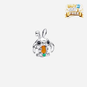 Pode incluir: Um charm prateado que retrata um coelho de desenho animado segurando uma cenoura. O coelho tem olhos grandes e pretos e uma mancha verde na barriga. O charm est&aacute; sobre um fundo branco, com uma faixa "COMPRE 2 LEVE 1 GR&Aacute;TIS" no canto superior direito.