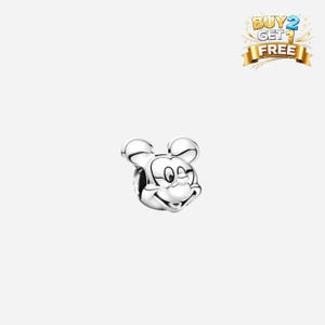 Puede incluir: Un charm de plata con forma de la cara de Mickey Mouse. El charm tiene una expresi&oacute;n sonriente y est&aacute; detallado con contornos negros. El charm es un dise&ntilde;o cl&aacute;sico de Disney.
