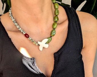 Collana con uccellino bianco e diaspro dalmata, gioiello di tendenza in resina verde oliva, ciondolo a forma di uccellino in argilla realizzato a mano, gioiello artistico boho asimmetrico.