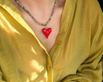 Collana con cuore in argilla rossa, perle tubolari di diaspro dalmata, gioielli artigianali dai toni naturali, ciondolo a cuore audace e artigianale, regalo unico per lei