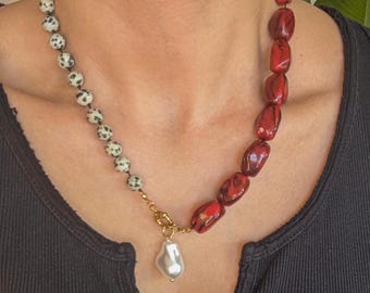 Collana vistosa in diaspro dalmata e resina rossa con perla barocca, girocollo artigianale asimmetrico, gioiello boho eclettico e audace, regalo per lei