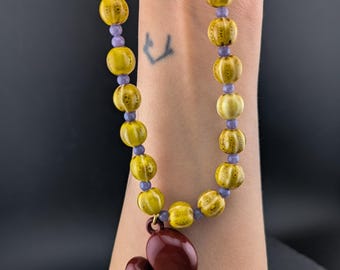Collana fatta a mano con perline gialle in ceramica e ciondolo a cuore bordeaux / Gioiello boho di tendenza