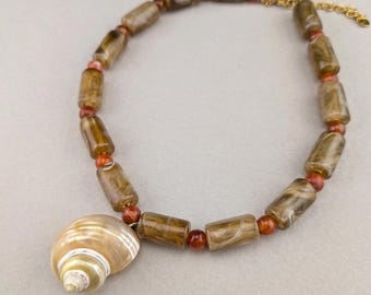 Collana con ciondolo a forma di conchiglia naturale, perline in resina, pietra preziosa rossa, gioiello boho di tendenza