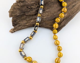 Collana in ceramica color giallo senape, gioielli in acciaio inossidabile con perline dorate, collana boho blu e bianca di tendenza, regalo artigianale che non si ossida per lei