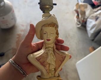 Lampa buduarowa w stylu vintage z ceramiki (lub kredy) w kształcie popiersia kobiety