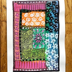 Peut inclure: Peinture abstraite à l'aquarelle avec un motif rectangulaire. L'œuvre présente divers motifs, notamment floraux, géométriques et en spirale, dans des tons de rose, orange, vert et bleu. La peinture est sur papier blanc.