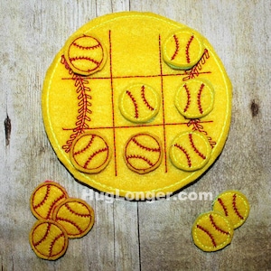 Può includere: Un tabellone da gioco in feltro con sfondo giallo e cuciture rosse. Il tabellone è diviso in nove quadrati, e ogni quadrato ha una palla da baseball in feltro con cuciture rosse. Ci sono palle da baseball extra a lato del tabellone.