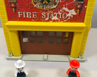 Vintage Fischer-Preis Little People Feuerwache 928: Arbeitstür, Glocke, 2 Feuerwehrmänner