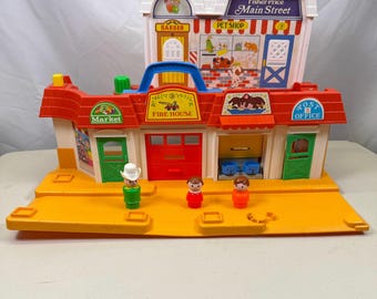 Fischer-Preis Little People Play Family Main Street #2500 & 3 Personen Vintage