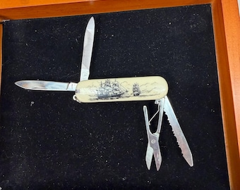 Navaja de bolsillo Sabre Scrimshaw – Grandes veleros y faros – Hoja de 5 cm, mecanismo de bloqueo deslizante de 7,5 cm – Artículo náutico de colección vintage