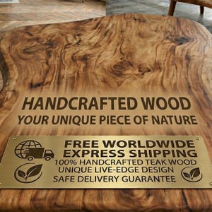 Puede incluir: Una mesa de madera hecha a mano con un dise&ntilde;o &uacute;nico de borde vivo. La mesa presenta un patr&oacute;n de vetas de madera natural y el texto "HANDCRAFTED WOOD YOUR UNIQUE PIECE OF NATURE". Una placa de lat&oacute;n dice "100% HANDCRAFTED TEAK WOOD UNIQUE LIVE-EDGE DESIGN SAFE DELIVERY GUARANTEE".