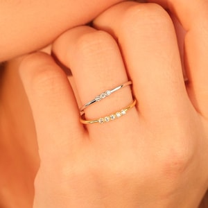 Anello Eternity delicato in oro 14 carati, anello minimalista impilabile con pietra portafortuna, fede nuziale Eternity sottile in oro, delicato anello di promessa personalizzato