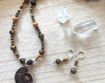Set Kette und Ohrringe -Harmonie im Wandel- Tigerauge, Palo Santo, Ammonite (Fossil), 925 Silber, 46 cm, Seelenbegleiterin mit Edelsteinen