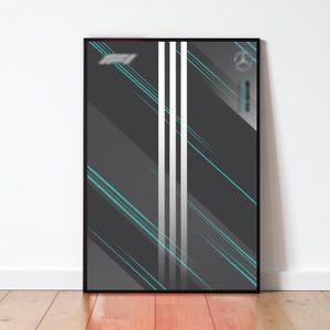 Puede incluir: Un póster enmarcado con un diseño abstracto gris y negro, tres rayas blancas verticales y líneas diagonales turquesas. Un logotipo está en la esquina superior izquierda y un emblema plateado en la esquina superior derecha.