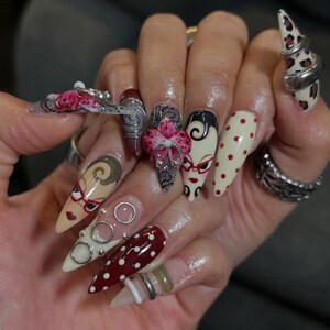 Retro abstrakta 3D-pressnaglar | Röda prickiga ansiktsdesign | Konstnärligt statement-set