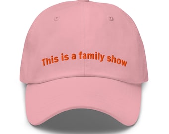 Este é um programa para toda a família... ou será que não? Boné rosa bordado do Harry Styles