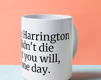 Steve Harrington não morreu. Caneca de Stranger Things, memento mori, aceitação da morte, cultura pop.