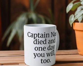 Capitão Bobby Nash morreu em 11 de setembro. Caneca "memento mori", aceitação da morte, cultura pop, fã de TV.
