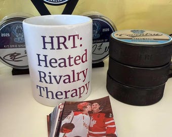 Caneca HRT Heated Rivalry Therapy: Rachel Reid e Ilya Rozanov - Caneca de Café Pop Culture