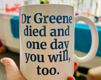 Caneca "Dr. Greene Morreu", Caneca de Café Existencial, Presente para Fã de Série de Humor Negro