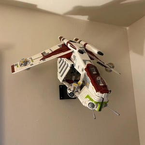 Soporte de pared para maquetas de naves de combate grandes, estante de exhibición en ángulo, soporte de exhibición para naves espaciales, soporte de pared para coleccionistas