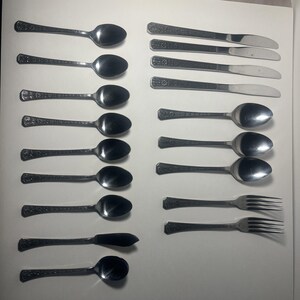 Vajilla vintage Interpur Florenz Eight Petal de acero inoxidable, 18 piezas, fabricada en Corea y Japón (MCM).