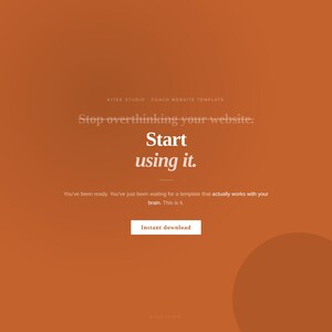 Pode incluir: Um design de modelo de site com tons de laranja com o texto "Stop overthinking your website. Start using it." e "Instant download" em um bot&atilde;o branco. O modelo &eacute; do Kitee Studio.
