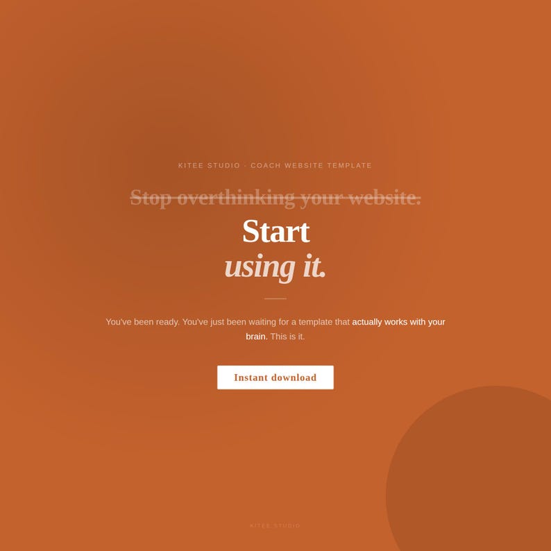 Pode incluir: Um design de modelo de site com tons de laranja com o texto "Stop overthinking your website. Start using it." e "Instant download" em um bot&atilde;o branco. O modelo &eacute; do Kitee Studio.