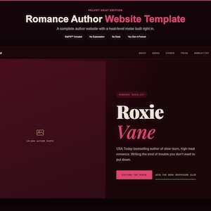 Op de afbeelding: Een website-sjabloon met een donker thema voor auteurs van romantische boeken, getiteld Romance Author Website Template, Velvet Heat Edition. De lay-out heeft een diep bordeauxrode en zwarte kleurstelling met witte en roze tekst, inclusief een tijdelijke aanduiding voor een auteursfoto, een navigatiemenu en knoppen met de labels Explore the Books en Join the Book Boyfriend Club.