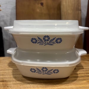 Set di due pentole vintage Corning Ware modello P-41-B color blu fiordaliso con coperchio originale in plastica. Capacità: 1 3/4 tazze.
