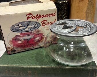 Vintage Glas Potpourri Schüssel mit feinem Zinn Schmetterling Deckel, runde Glas Rose Schale, Natur inspiriert Wohnkultur, 1990er Jahre Pewter Art