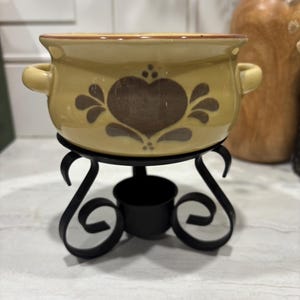 Olla de cerámica vintage NCE de 1986 con soporte de hierro - Diseño de corazón marrón - Cuenco de barro estilo casa de campo - Cuenco para sopa