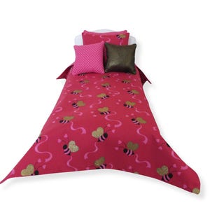 Bee Doll Bedding Set: Miniature Red Heart Bedspread, 14.5 inch Dolls