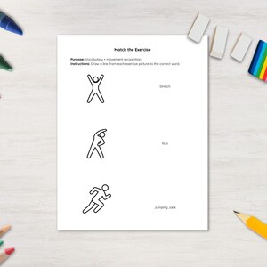 Puede incluir: Una hoja de trabajo titulada "Relaciona el ejercicio" con ilustraciones de ejercicios y palabras correspondientes. La hoja de trabajo est&aacute; rodeada de crayones, l&aacute;pices y gomas de borrar de colores. El prop&oacute;sito es el reconocimiento del vocabulario y el movimiento.