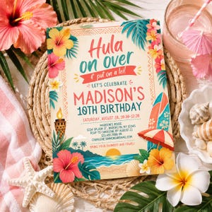 Puede incluir: Una tarjeta de invitación de cumpleaños rectangular con temática tropical, flores de hibisco, hojas de palma, una antorcha tiki y una escena de playa. El texto dice Hula on over and put on a lei! Let's celebrate Madison's 10th birthday.