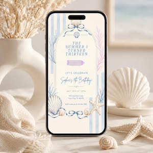 Può includere: Uno smartphone che mostra un invito di compleanno digitale a tema costiero. Il design presenta strisce blu, conchiglie, una stella marina e nastri blu. Il testo recita: THE SUMMER I TURNED THIRTEEN, LET'S CELEBRATE Sophie's 13th Birthday, MAY 18TH AT 12PM.