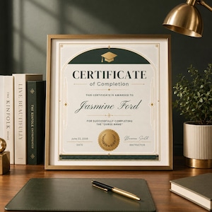 Könnte beinhalten: Ein gerahmtes Abschlusszertifikat mit goldenem Rand und einem dunkelgrünen, bogenförmigen Kopfbereich, der ein goldenes Doktorhut-Symbol zeigt. Der Text lautet Certificate of Completion, Jasmine Ford, 22. Juni 2026, inklusive goldenem Lorbeersiegel.