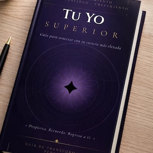 Op de afbeelding: Een Spaans boek, "Tu Yo Superior", met een donkerpaarse kaft en witte tekst. De kaft heeft een geometrisch ontwerp en de woorden "Guía para conectar con tu esencia más elevada." Het boek ligt op een houten oppervlak.