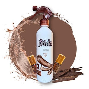 以下が含まれることがあります： 茶色のトリガーが付いた白い芳香剤スプレーボトルで、「Frida」と「OUD」と書かれたラベルが付いています。2つの小さな香水瓶と木片がボトルの隣にあります。背景には茶色のスプラッシュデザインがあります。