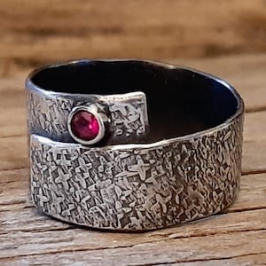 Anillo de plata Argentium oxidada con rubí, banda ancha martillada