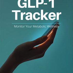 Puede incluir: Un fondo turquesa con las palabras "GLP-1 Tracker" en letras blancas grandes. Debajo, el texto dice "Monitor Your Metabolic Wellness". Una mano sostiene un smartphone, iluminado con un brillo brillante.