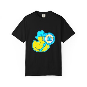 Peut inclure: T-shirt noir avec un canard jaune de dessin animé portant un chapeau de détective bleu et tenant une loupe. La loupe a un contour bleu et un graphique de bogue. Le design est de style cartoon.