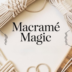 Puede incluir: Imagen con el texto "Macramé Magic" en negro. La imagen muestra varios materiales de macramé, incluyendo cuerda enrollada y piezas de macramé terminadas, todo en un color blanco roto natural. La composición sugiere un tema de artesanía o bricolaje.