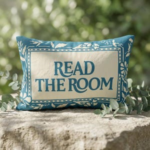 Cojín azul "Read the Room" / Regalo para amantes de los libros / Cojín de lectura / Decoración para bibliófilos / Rincón de lectura acogedor / Decoración del hogar estilo biblioteca