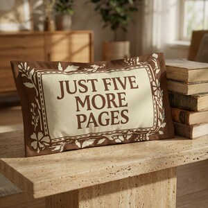 Nog maar vijf pagina's – leesgrage kussensloop | Literaire humor Boekenliefhebber Decor