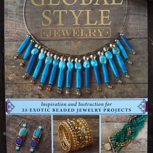 Könnte beinhalten: Buchumschlag mit dem Titel "GLOBAL STYLE JEWELRY." Der Umschlag zeigt eine Perlenkette mit türkisfarbenen und goldenen Perlen und einen Untertitel mit der Aufschrift "Inspiration and Instruction for 25 EXOTIC BEADED JEWELRY PROJECTS." Der Name des Autors, "Anne Potter", ist unter drei kleineren Bildern von Perlen-Schmuck gedruckt.