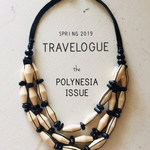 Könnte beinhalten: Eine dreireihige Halskette aus weißen und schwarzen Holzperlen. Die Halskette liegt auf einem weißen Hintergrund mit dem Text "SPRING 2019 TRAVELOGUE the POLYNESIA ISSUE".