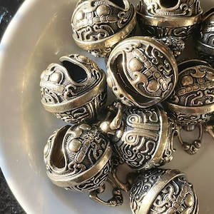 Foo Dog Messingglocke (1) - Große 1 ”geschnitzte dekorative Schlittenglocke mit dekorativer Schleife - Pixiu-Drachenkopf - Komainu