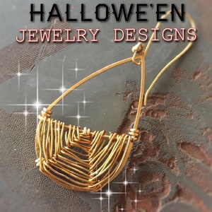 Könnte beinhalten: Goldene Drahtohhringe mit einem gewebten Design in Form eines Tropfens. Die Ohrringe befinden sich auf einer strukturierten Oberfläche mit einem Glitzereffekt. HALLOWE'EN JEWELRY DESIGNS steht in roter Schrift oben im Bild.