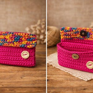 Könnte beinhalten: Handgefertigte, pinkfarbene Häkeltasche mit bunt gemusterter Klappe. Die Tasche hat einen Holzknopfverschluss und wird geschlossen und offen gezeigt. Der Innenraum ist ebenfalls pinkfarben. Auf einer Holzoberfläche präsentiert.